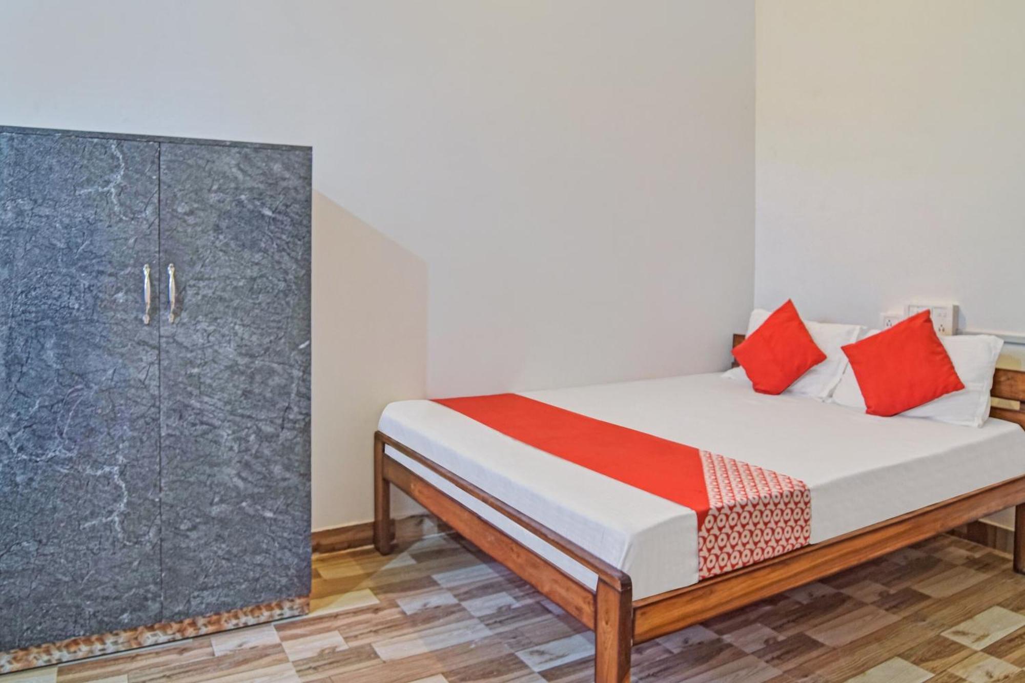 Spot On Jp Guest House Kaharpara Extérieur photo
